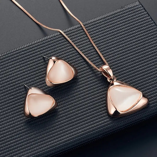 Ensemble collier et boucles d'oreilles pendentif triangle – Le cadeau idéal pour toutes les occasions